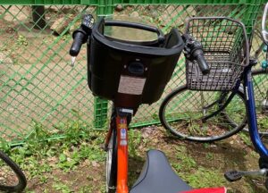 無料駐輪場に自転車を停めた画像